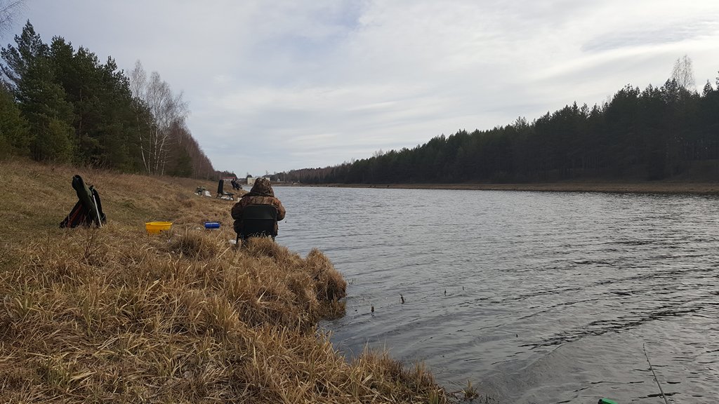 Рыбалка на водном канале Рыбалка на водном канале